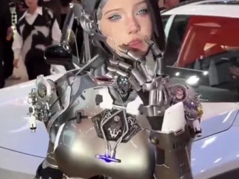 Робот-девушка на выставке автомобилей